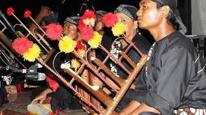 Suara angklung sangat khas, yang dihasilkan dari benturan bambu dan potongan pada bagian dalam yang menghasilkan suara yang bergetar. Alat Musik Jawa Timur Daftar 8 Alat Musik Tradisional Khas Jawa Timur