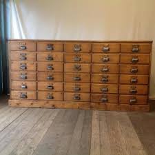 Les peintures des mors et des étriers sont d'origines ainsi que ses serrures et ses poignées. Meuble De Metier Ouvrant Par 30 Tiroirs Meubles De Metier