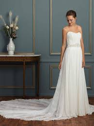 Flowing Panels Of Chantilly Lace Create The Modified Sweetheart Neckline And Slim Spring 2017 Wedding Dresses Wedding Dress Inspiration Casablanca Bridal Gowns