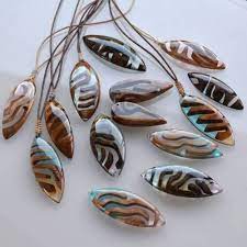 作家仲間からの助言もあり サーフボード型のものを作り始めて４か月ほど 自由度を上げていき すでにサーフボード型とは随分かけ離れたものになってきました 始まりは如何であれ 応用次第では何か面白いものが出来ていきそうな気配を感じます pendants woodan