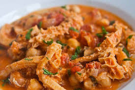 Unire la trippa, bagnare con 5 o 6 mestoli di brodo e con 3 cucchiaiate di passata di pomodoro; Trippa Alla Bresciana In Umido