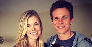 Find the perfect cesar cielo filho stock photos and editorial news pictures from getty images. Mulher Do Nadador Cesar Cielo Comemora Um Mes Do Primeiro Filho