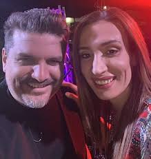 Μια σαρακατσάνα που χωρίς να κατάγεται από κάποιο μέρος της ελλάδος ξέρει να τραγουδάει τον πόνο και την ξενιτιά με την δημοτική μουσική. Giwta Griba Sas Eyxaristoyme Gia Thn Agaph Sas Facebook