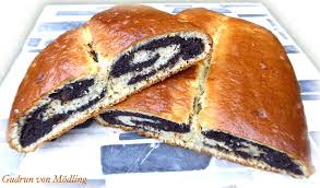 Der Wohl Beste Topfenstrudel Aller Zeiten Gudrun Von Modling Mohnstrudel Topfenstrudel Rezept Strudelteig Rezept