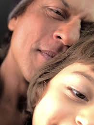 Potret Shah Rukh Khan dan Anaknya Abram, dari Ibu Pengganti