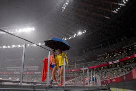 Instead of heading indoors he wrapped up and took to holding an umbrella for his rival sam kendricks as he prepared to. Ptqqgwcaf5ygom