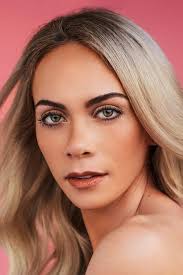 Alexandra Giroux's Instagram, Twitter & Facebook