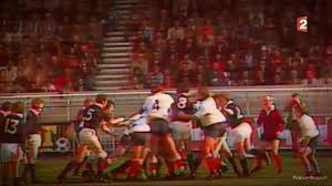 Quinze hommes inamovibles, malgré les coups et les attaques venus de toute part. La Boite A Souvenirs Du Rugby 1977 Quand Gerard Cholley A Mis K O Deux Ecossais Lors Du Meme Match Actu Rugby
