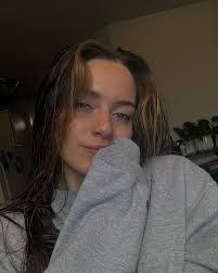 Kira Lynne's Instagram, Twitter & Facebook