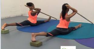 Front Split True Cold And Beyond Easyflexibility Com Cheerleading Flexibility Flexibility Dance Gymnastics Flexibility