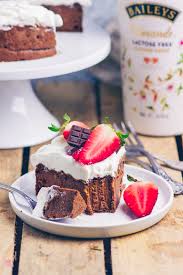 Nur wenn der likör in den kuchenteig gegeben und gebacken wird, enthält der kuchen keinen alkohol und zurück bleibt ausschließlich der geschmack von baileys. Veganer Baileys Almande Schoko Fudge Kuchen Und Drei Leckere Eiskaffee Varianten Enthalt Werbung