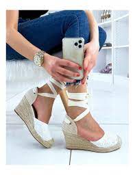 Prixmoinscher vous offre l'opportunité de comparer les prix d'un large éventail d. Espadrilles A Talons Compenses En Dentelle Beige A Lacets