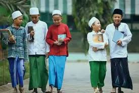 Dia pernah usul pada ayah untuk mengembangkan rumah bukan mau kost, dia mau bikin tempat kost, mau lihat hasil karyaku dulu. kalau cuman itu langsung aja mas ke sini, engga perlu bilang ayah dulu. Bagaimana Adab Murid Kepada Guru Ini Kata Imam Al Ghazali
