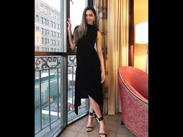 Pic Deepika Padukone Sizzles In A Black Dress At The Pre Academy Awards Cocktail Party Hindi Movie News Times Of India Simple yet elegant for any occasion! pic deepika padukone sizzles in a