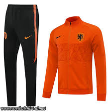 Voetbalshirts.com biedt het complete assortiment ook brengt voetbalshirts.com het laatste nieuws over voetbalshirts. Pin On Nederland Trainingspak