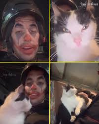 Un repartidor aceptó un gatito como parte de pago y ganó un amigo para toda  la vida. Kauã Miguel estaba haciendo sus recorridos habituales cuando llegó  a la casa de un cliente