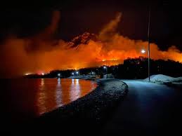 Η φωτιά αυτή την ώρα κατηφορίζει προς το χάνι, όπου υπάρχουν αμπέλια και ελαιώνες, με τους ανέμους στην. Y4gl4ixhd6bldm