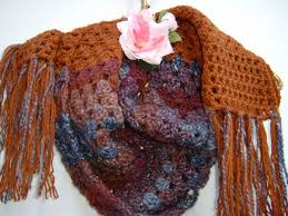 sciarpa in lana lavorata all uncinetto stola in filato multicolore e marrone con lavorazione granny sciarpa rettangolare con le frange wool scarf knitted scarf