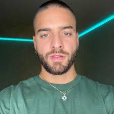 Un purito al año no hace daño. Scharf Latin Sanger Maluma Hat Jetzt Pinkfarbene Haare Promiflash De