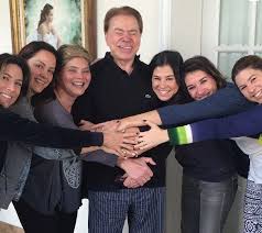 Uma mulher de 72 anos alega ser filha de ninguém menos do que silvio santos, que completa a aposentada afirma ter sido adotada pela enfermeira que era amiga de sua mãe biológica, cuja identidade ela desconhece. Herdeiras Conheca Mais Sobre As Filhas De Silvio Santos Famosidades