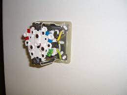 Bevor ich ein kabel direkt an die vorhandene dose anklemme. Guastafest Aufputzsteckdose 3er Ansghliessen Wie Schliesse Ich Eine Kopp 4fach Aufputzsteckdose An Die Zuleitung An Elektro Steckdose Bei Der Elektroinstallation Wird Grundsatzlich Zwischen Unterputz Und Aufputz Steckdosen Unterschieden