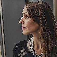 Sharing a photograph of her parents cuddled up on a beach, she said she believed they were now together. ð¬ð®ð«ðšð§ð§ðž ð£ð¨ð§ðžð¬ On Instagram A Side Profile That Can Kill Surannejones Gentlemanjack Suranne Jones Gentleman Jack Jones