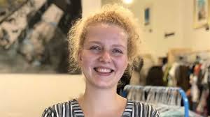 A jak už to tak při focení pro tyto plátky bývá, na fotografii je eva nahá… na snímku je decastelo zachycena, jak pózuje bosá na stolku a rukama přidržuje obří křišťálový lustr. Eva Dudova Pomahani Me Nadchlo Tak Ze Mi Bylo Blby Brat Za Praci Penize Idnes Cz