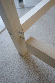 La tête de lit est donc l'orme massif utilisé ici est un bois dur, à l'odeur agréable et persistante. Diy Fabriquer Un Lit Cabane Pour Enfant