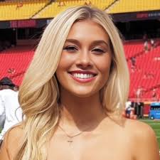 New Chiefs Reporter Taylor Burr Caused A Massive Stir With Her Jaw-Dropping  Outfit Ahead Of Clash vs. Eagles On Sunday [PHOTO] Full story via 🔗 in  comments. 👇
