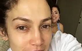 Jennifer Lopez surpreende fãs com vídeo sem make nas redes sociais