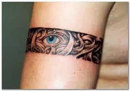 Image tatouage femme poitrine : Tatouage Homme Bracelet 15 Photos De Tatouage Bracelet Homme Photos Tatouage Pour Homme Idees Et Motifs Tattoos