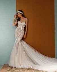 Con applicazioni laser in pizzo preziose rese uniche da perle, brillanti e particolari di lussi. Davvero Audace La Collezione Sposa Berta Privee Spring 2021