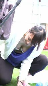 ママの乳が張った胸チラがエロい☆エロ画像４９枚 | エロ画像☆マニアⅡ