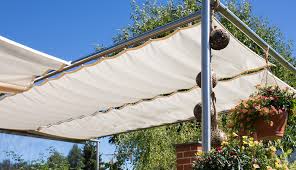 Die terrassenüberdachung aus holz ist eine klassische aber immer noch stilvolle option, sich vor sonne und regen auf der veranda zu schützen. Terrassenbeschattung Mit Outdoor Plissees Und Seilspannsonnensegeln Von Heimtextilien Com
