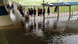 One type of flooding that can trouble any household and property in singapore is what we call indoor flooding. Miyaki On Twitter Singapore School Also Flood Student Climb Gate Http T Co Oz3mgzkilg