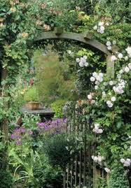 24 Stunning Secret Garden Design Ideas For Summer Viviehome Garden Design Small City Garden English Garden Design