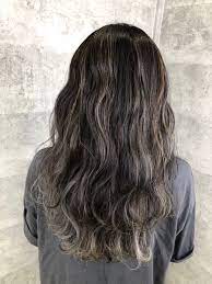 白髪を染めながらアッシュグレーにする為のマル秘レシピを大公開 throw journal ヘアスタイル ロング アッシュグレー ヘアスタイリング