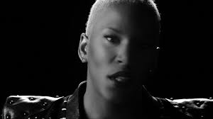 Prince'o mokinė Liv Warfield karjeros pražioje klausytojams dainavo  atsukusi nugarą