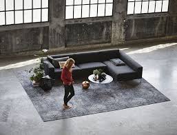 een vintage vloerkleed op maat geeft warmte en comfort aan een industriele woonsfeer vloerkleed vintage decoraties industrieel ontwerp huizen
