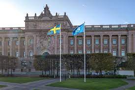 Sett till regeringsbildningen så bygger även den svenska regeringsformen på att premiera minoritetsregeringar i stor mån. Riksdagen I Bilder Riksdagen