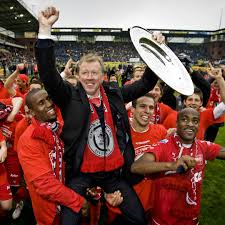 Fc twente have suspended theo janssen for two months and fined the midfielder after he was involved in a car crash under the influence of alcohol. Fc Twente Kampioen 2010 Theo Janssen Springt Uit De Bus Op De Snelweg Nos