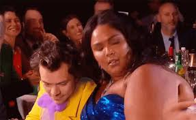 What's better than lizzo performing her hit song juice? well, harry styles performing with her, naturally. Harry Styles Lizzo Gif Harry Styles Lizzo Cute Discover Share Gifs