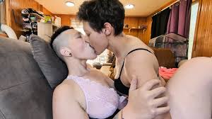 Girls Kissing 💋: Canadian Brunette Porn