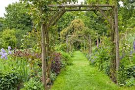 Rosenbogen Aus Holz Rosenbogen Selber Bauen Einfache Ideen Zum Nachahmen Rosenbogen Gartenspaliere Diy Ideen Garten
