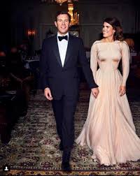 Non è necessario avere un vero titolo da regina per esserlo il giorno del proprio matrimonio. Se Un Abito Da Sposa Non Basta Le Star Che Hanno Fatto Due O Piu Cambi Di Look Per Le Nozze Io Donna