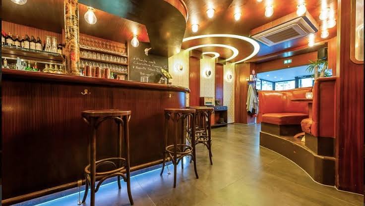 64 Avenue Bosquet – Un bar de quartier élégant et feutré rendant hommage aux Années Folles avec une belle carte de spiritueux.
