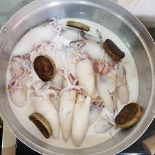 Masukkan dalam periuk besar dengan sotong, serai (4 batang) & santan (sama paras dengan sotong). Resepi Ketupat Sotong Kelantan Pekat Memikat Bidadari My
