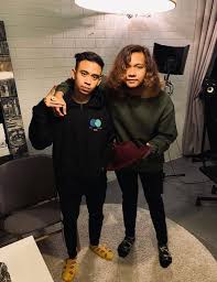 Ikuti latar belakang kumpulan rap generasi baharu, k clique yang meletup dengan single mimpi ini. Biodata Dan Latar Belakang Penyanyi Tuju K Clique Iluminasi
