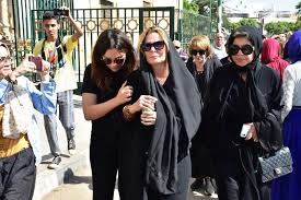 نشرت الفنانة المصرية يسرا صورة للفنانة الراحلة دلال عبد العزيز وزوجها الراحل سمير غانم، على صفحتها إنستغرام لتقديم العزاء لأسرتها وتوضيح سبب تغيبها عن جنازتها. ØµÙˆØ± ØªØ´ÙŠÙŠØ¹ ÙˆØ§Ù„Ø¯Ø© ÙŠØ³Ø±Ø§ Ø¥Ù„Ù‰ Ù…Ø«ÙˆØ§Ù‡Ø§ Ø§Ù„Ø£Ø®ÙŠØ± Ù…Ø¬Ù„Ø© Ø³ÙŠØ¯ØªÙŠ