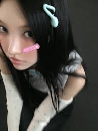 Yunah is definitely not cute like really with her heart hair